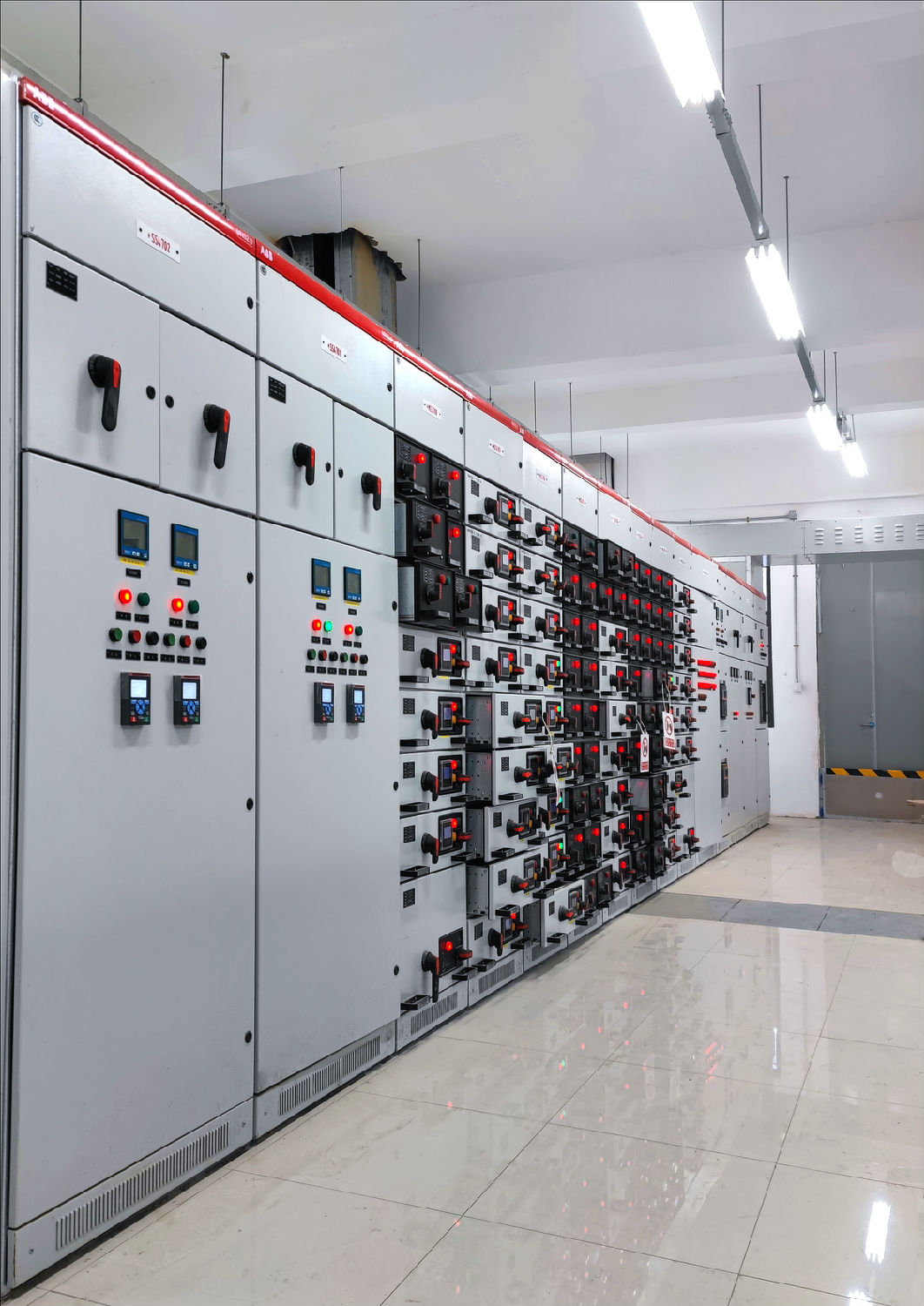 低壓柜.jpg 低壓柜.jpg