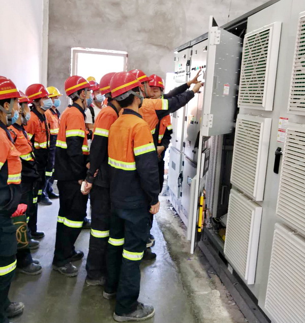 現(xiàn)場(chǎng)講解旁路柜的使用操作.jpg 現(xiàn)場(chǎng)講解旁路柜的使用操作.jpg