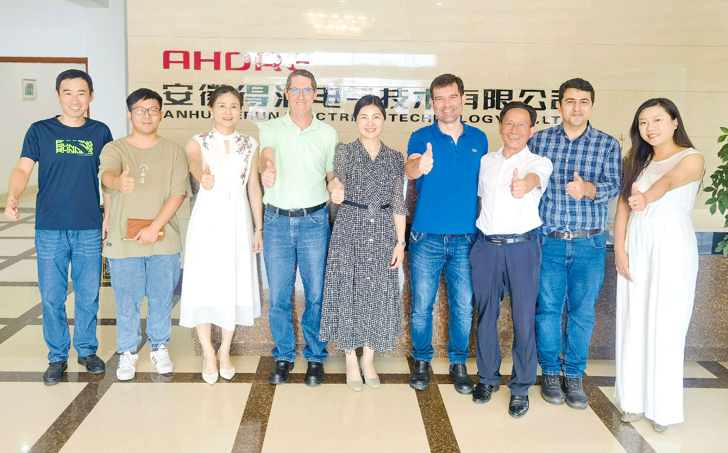 得潤(rùn)電氣與votorantim集團(tuán)合影圖 得潤(rùn)電氣與votorantim集團(tuán)合影圖