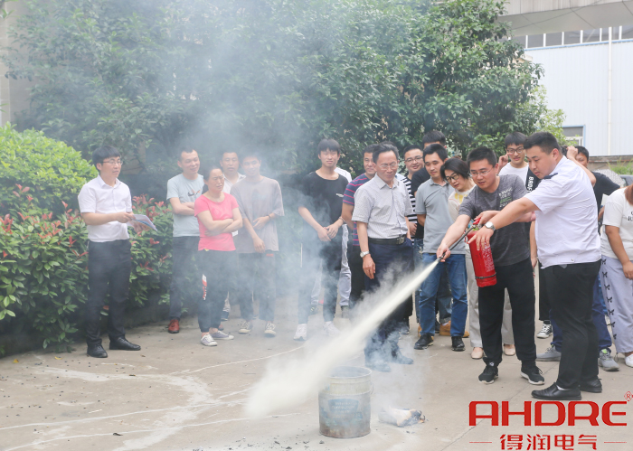 現(xiàn)場救援模擬.jpg 現(xiàn)場救援模擬.jpg