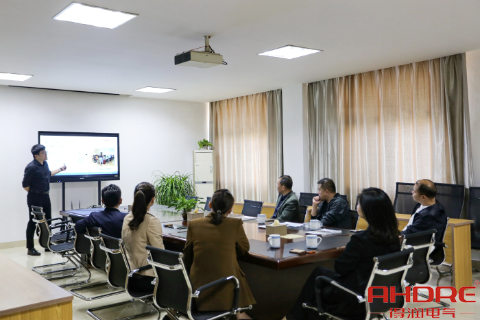 會議交流中.jpg 會議交流中.jpg
