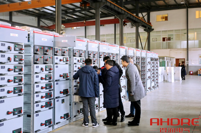 參觀低壓柜.jpg 參觀低壓柜.jpg