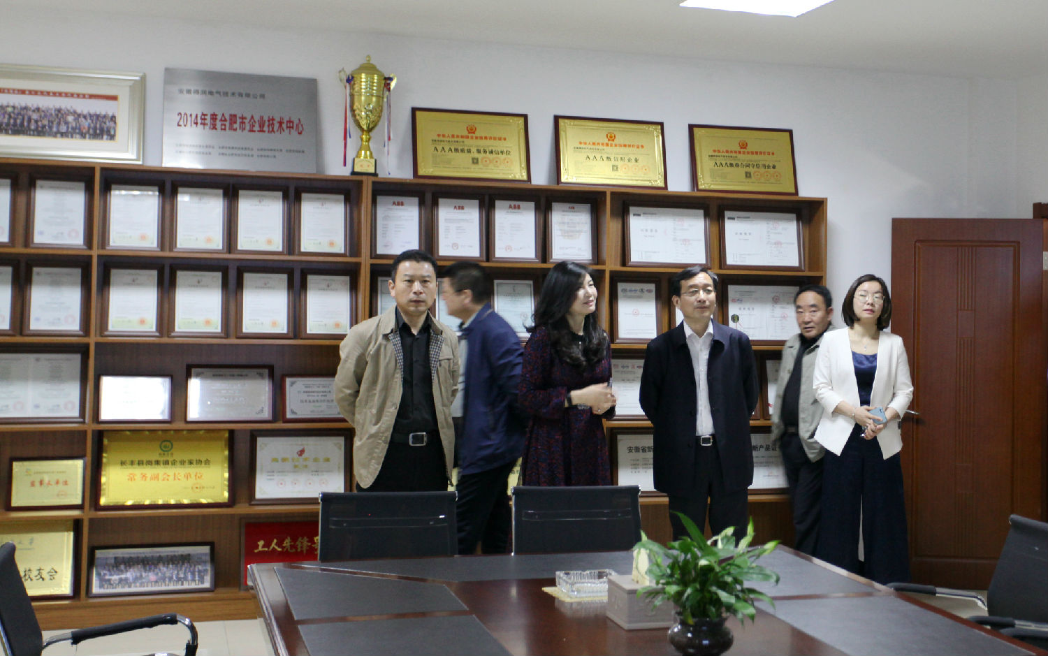 安徽得潤電氣 成套高低壓配電柜廠家 縣委書記來訪 電話:400-0551-777 QQ:3176885416 安徽得潤電氣 成套高低壓配電柜廠家 縣委書記來訪 電話:400-0551-777 QQ:3176885416