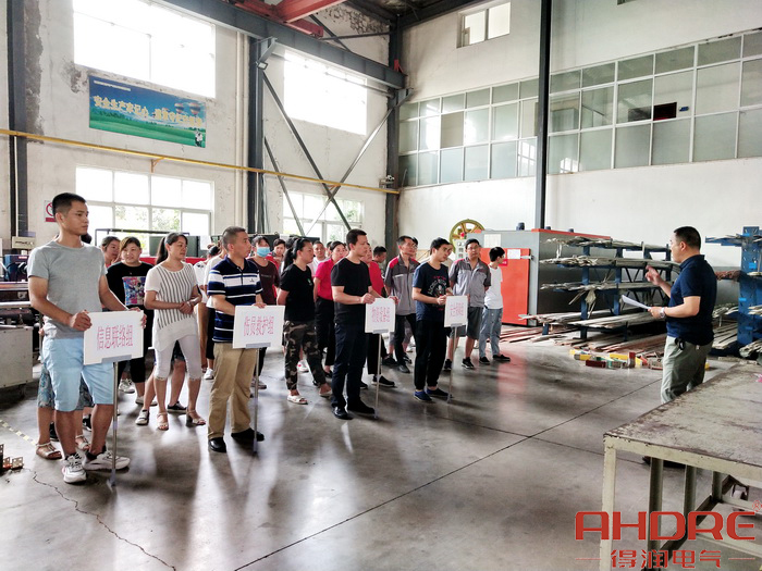 進(jìn)行現(xiàn)場救援操作講解.jpg 進(jìn)行現(xiàn)場救援操作講解.jpg