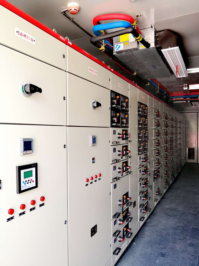 箱內(nèi)的低壓室.jpg 箱內(nèi)的低壓室.jpg