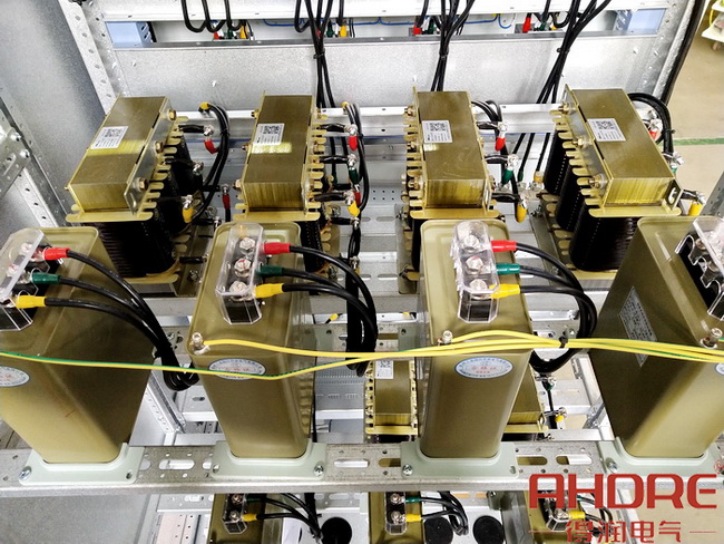 并聯(lián)電容器.jpg 并聯(lián)電容器.jpg