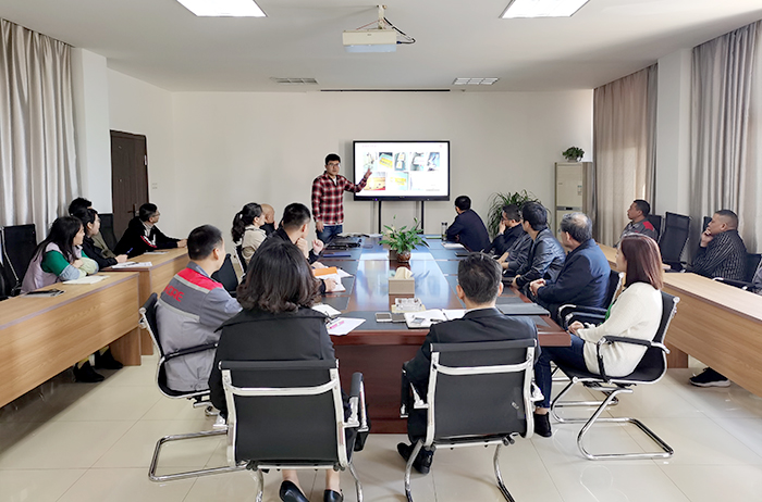 副總經(jīng)理做報告.jpg 副總經(jīng)理做報告.jpg