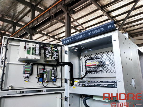 高壓開關(guān)柜的儀表室.jpg 高壓開關(guān)柜的儀表室.jpg