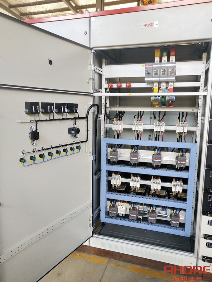 低壓無功補(bǔ)償柜.jpg 低壓無功補(bǔ)償柜.jpg