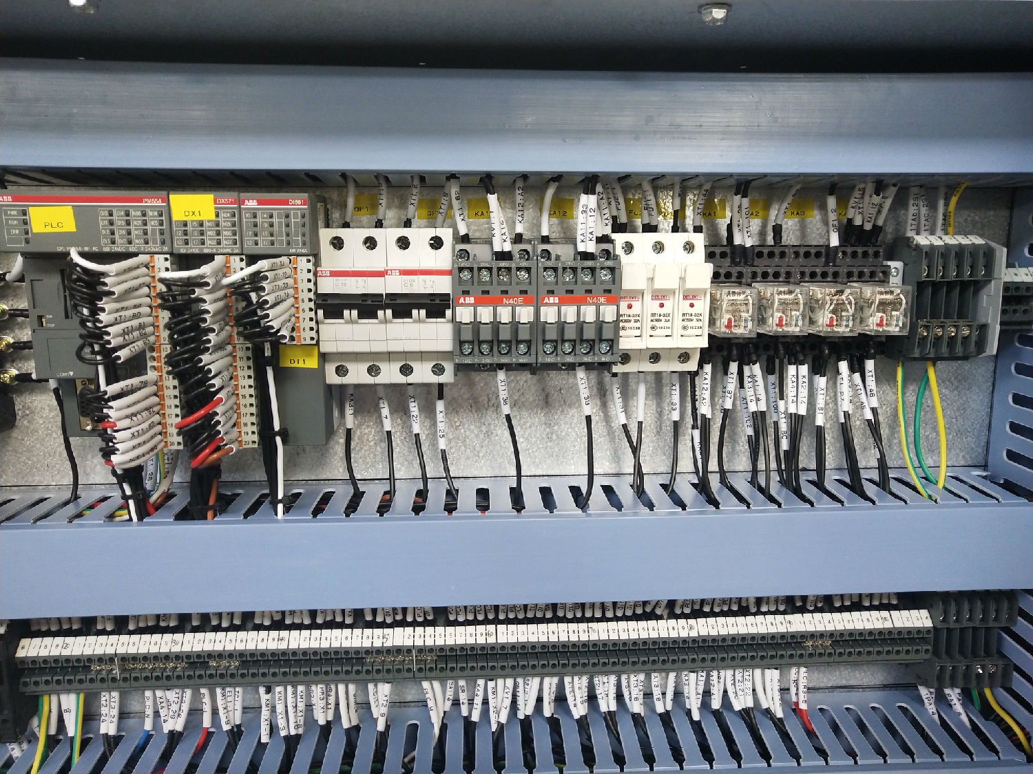 10KV無(wú)功補(bǔ)償柜儀表室jpg 10KV無(wú)功補(bǔ)償柜儀表室jpg