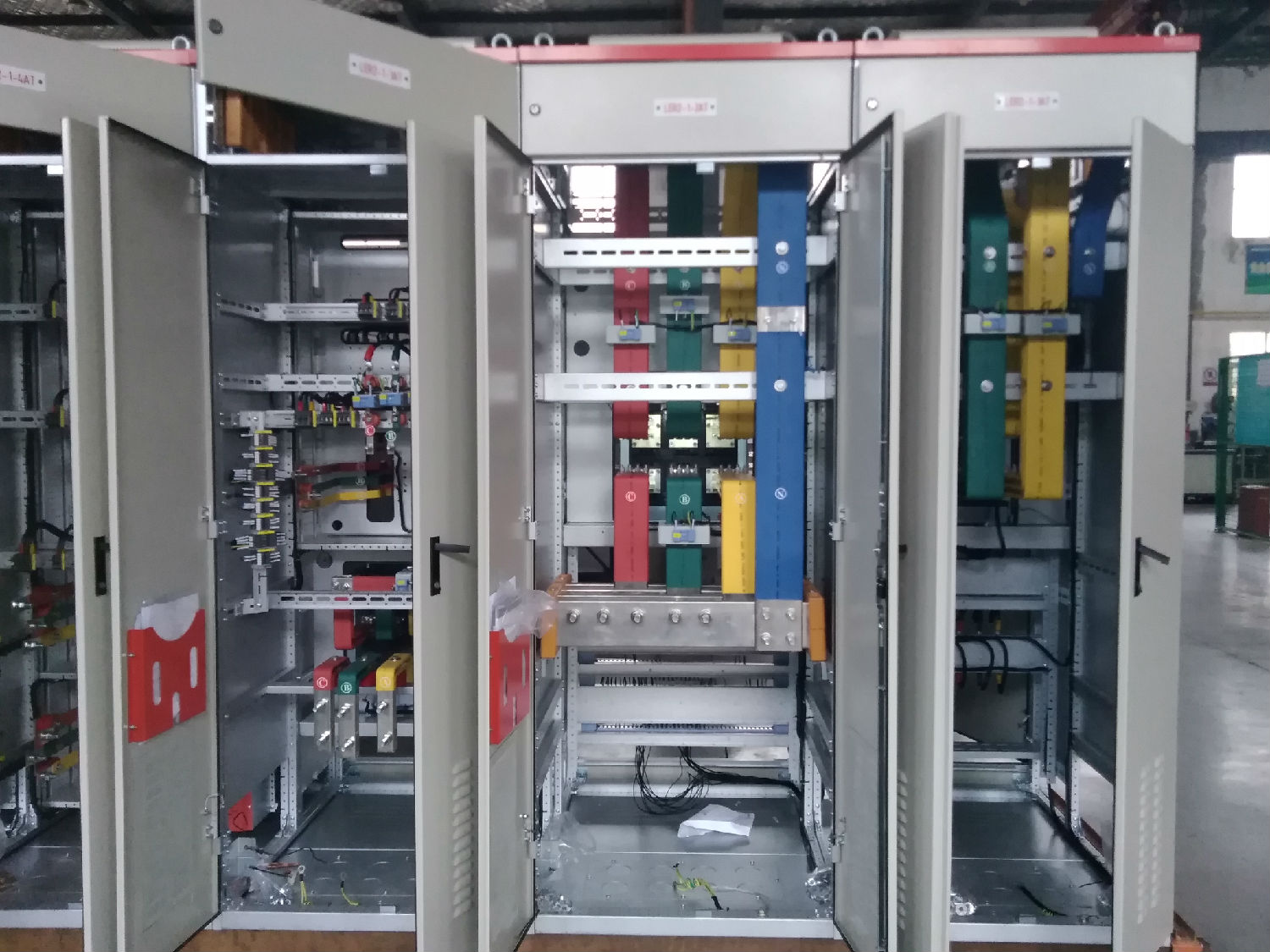 MNS2.0主元器件已裝配到柜內(nèi) MNS2.0主元器件已裝配到柜內(nèi)